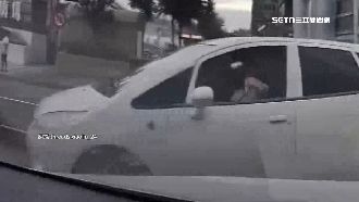Uber司機迴轉載客　遭後車「閃燈、丟物」