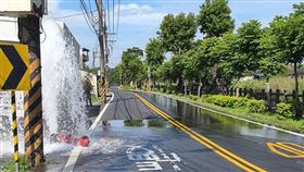 江男駕駛貨車接撞斷路邊的消防栓，水柱瞬間沖出、變成2公尺高的噴泉。（圖／翻攝畫面）