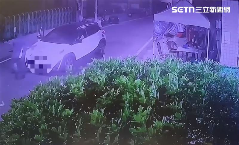 李男一見到丁勇智的座車,立即上前攔阻,並衝到副駕駛座猛力揮拳。(圖/翻攝畫面)