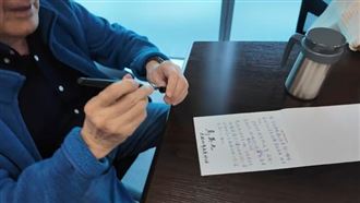 親駁斥失智　馬英九「拿毛筆簽名」畫面曝