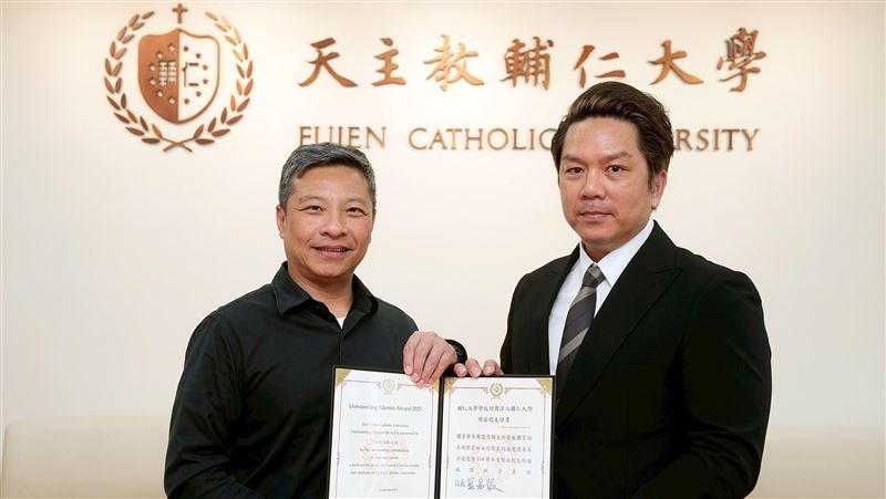 周思齊獲輔大傑出校友 回饋50萬元買球棒