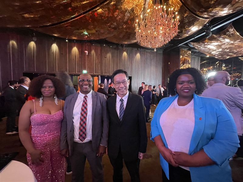 經發局張峯源局長（右2）南非聯絡辦事處代表mr-zakhele-samson-mnisi（左2）史瓦帝尼王國大史。（圖／台中市府提供）
