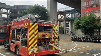 板橋大觀國中禮堂火警！警消18車36人救援