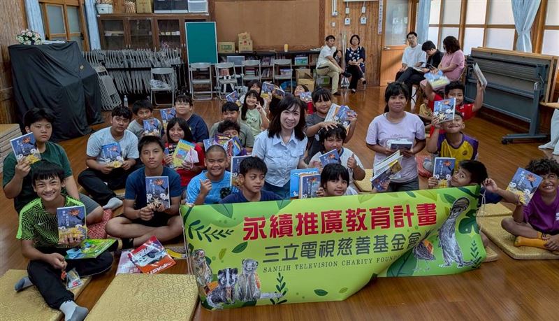 花蓮卓清國小學童每人一本導演白心儀最新著作《擁抱，台灣的精靈》，並開心與三立慈善基金會副執行長王若庭(中)合影。（圖／三立永續辦公室提供）