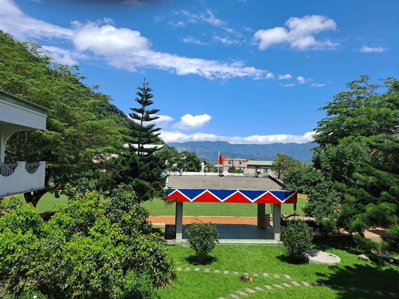 卓清國小座落於玉山山腳下，從學校即可遠眺玉山。（圖／三立永續辦公室提供）