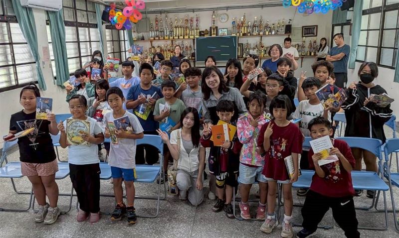 三立慈善基金會副執行長王若庭(二排中)接受卓樂國小的布農族孩子們用族語齊聲向三立慈善基金會及三立電視表達感謝。（圖／三立永續辦公室提供）