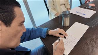 親駁斥失智　馬英九「拿毛筆簽名」畫面曝