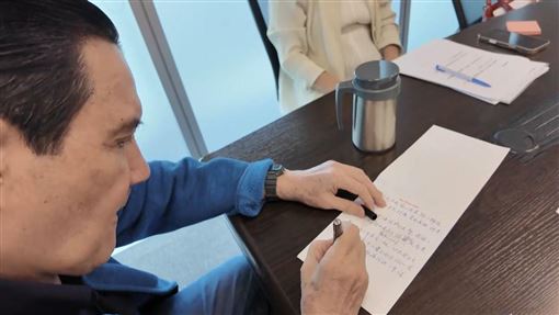 親駁斥失智　馬英九「拿毛筆簽名」畫面曝