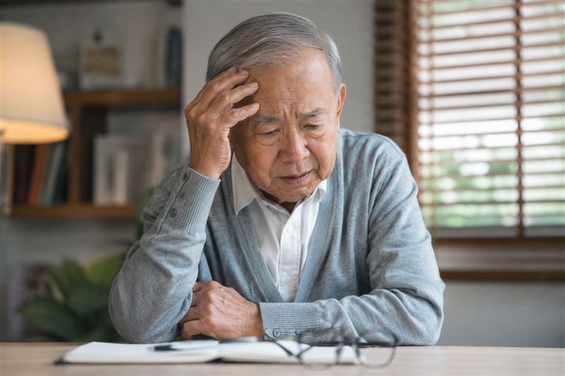 振興醫院精神醫學部醫師袁瑋指出，失智症不只記憶力衰退，還可能出現判斷力下降、方向感混亂、個性改變等警訊。若長期出現認知功能異常，建議及早就醫檢查。（圖／AI製圖）