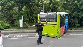 陳姓司機駕駛客運公車，疑因機械故障、車子突然失控，陳姓司機為閃避前方的機車，緊急反打方向盤，最後整台車衝進路旁樹叢，車頭撞上山壁停下。（圖／翻攝畫面）