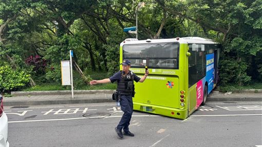 公車突失控！司機急轉方向盤撞山壁釀3傷