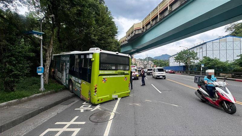 陳姓司機駕駛客運公車，疑因機械故障、車子突然失控，陳姓司機為閃避前方的機車，緊急反打方向盤，最後整台車衝進路旁樹叢，車頭撞上山壁停下。（圖／翻攝畫面）