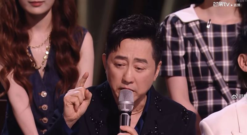 庾澄慶被問到「年紀大了做什麼都有點心酸」的網友評論時，當場傻眼回應：「跟我有什麼關係？」隨後更霸氣表示，「我寧願心酸，也不要有遺憾。」（圖／翻攝自湖南衛視歌手微博）