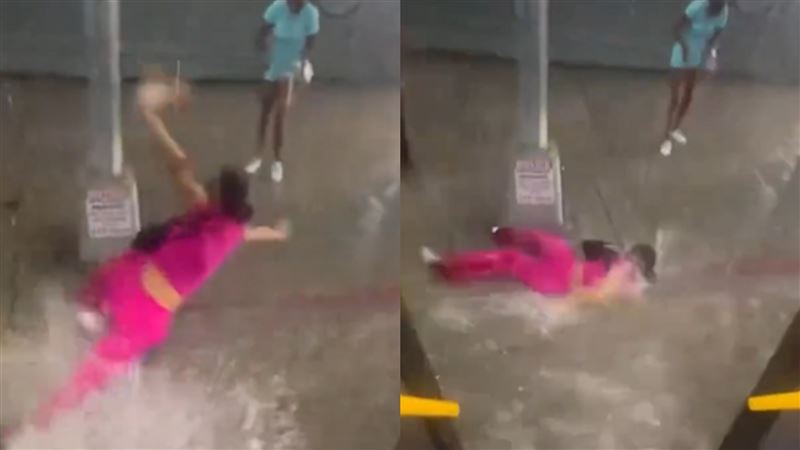 紐約下暴雨，導致路面淹水，一名女子剛下公車就被水流沖走。（圖／翻攝自X平台@Breaking911）