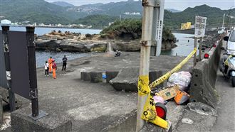 仰躺漂浮水面上！民眾驚見黑衣女屍嚇壞