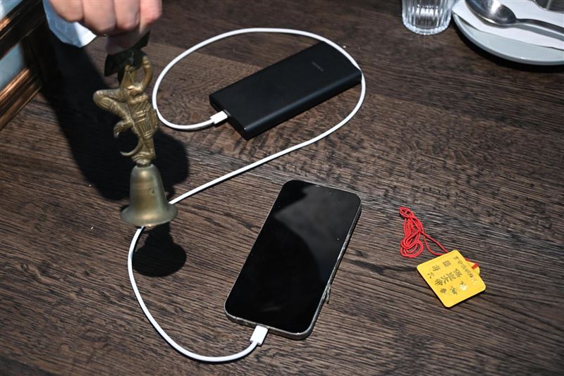 接上行動電源後，iPhone仍沒有反應。（圖／翻攝畫面）