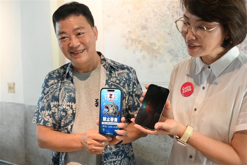 這場「魚肚奇遇記」中，iPhone外觀雖然完好無損，但最後因海水的浸潤侵蝕，造成無法修復的損壞仍宣告死機。（圖／翻攝畫面）