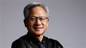 輝達(Nvidia)最新一季財報再創新高紀錄，執行長黃仁勳(Jensen Huang)又喊出未來兩年旗艦晶片1兆美元營收目標，但股價過熱的擔憂陰魂不散。對此，外媒翻開歷史紀錄，發現輝達股價在財報發布後，常是短線走低、長線走高的行情，因此建議投資人可放膽進場長線布局。（圖／翻攝自X平台 @BullTheoryio）