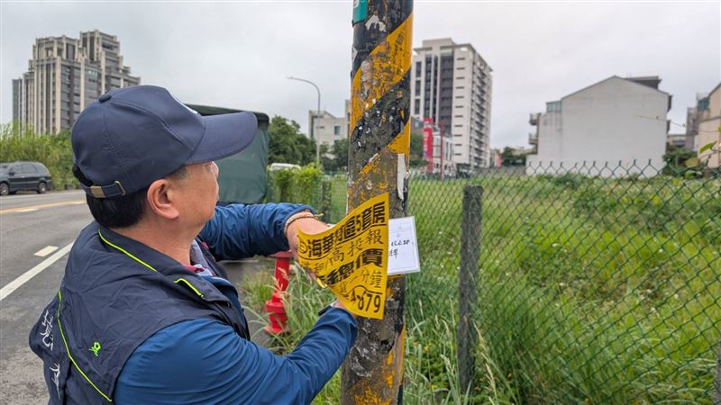 部分房地產銷售廣告未依規定設置，張貼、懸掛於道路電線桿、燈桿、交通號誌牌及電信箱等情形。圖：環保局提供。（圖／桃園電子報提供）