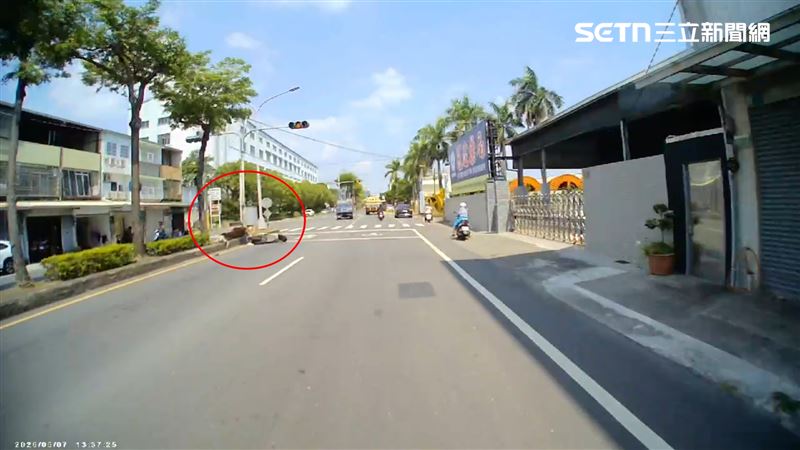 機車騎士疑似因為身體不適自摔倒地，公司駕駛暖心下車協助。（圖／興南客運提供）