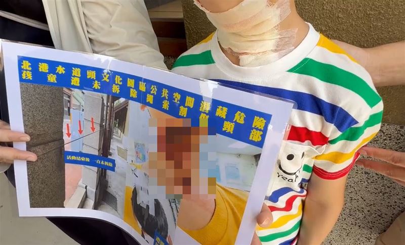 男童回憶當天跑進園區時,脖子被割到之後慘摔一跤,頭部撞到地板,血流如注。(圖/翻攝畫面)