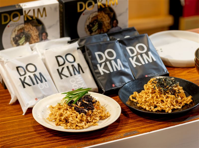 DO KIM推出「韓式紫蘇油拌麵」與「韓式雙醬拌麵」兩款風味。（圖／官方提供）