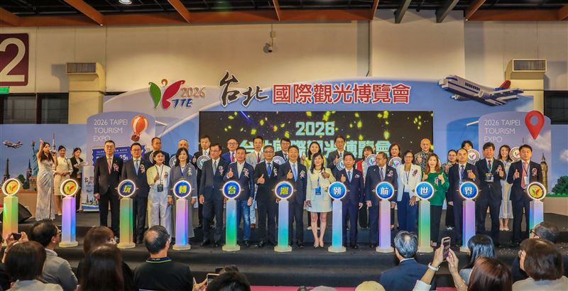 第20屆台北國際觀光博覽會由交通部長陳世凱（中）帶領各長官共同揭幕。(圖／記者蕭翰弦攝影)