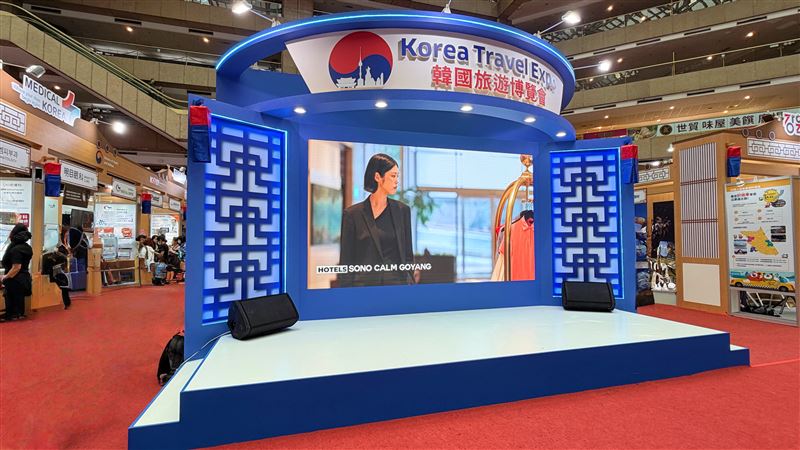 「韓國館」特別有「醫療旅行」的資訊供民眾參考。(圖／記者蕭翰弦攝影)