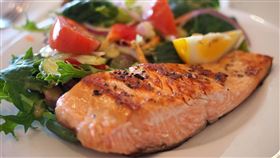 鮭魚富含Omega-3脂肪酸與優質蛋白，有助調整脂質代謝。（示意圖／PIXABAY）