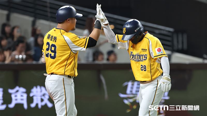 中信兄弟中外野手岳政華敲出二壘安打送回張仁瑋先馳得點。(圖/記者劉彥池攝影)