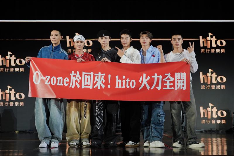 Hit Fm準備了霸氣十足的紅布條，祝Ozone滿血回歸的第一個舞台火力全開。（圖／Hit Fm聯播網提供）