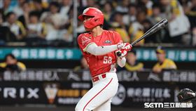 中職37年例行賽，味全龍右外野手許博閎敲出安打。（圖／記者劉彥池攝影）