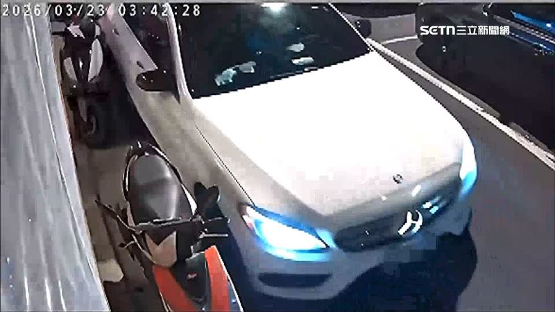 新北市樹林區日前發生一起肇逃事件,賓士車倒車時不慎擦撞上路邊的2輛機車,駕駛下車只確認自己的車損就離去