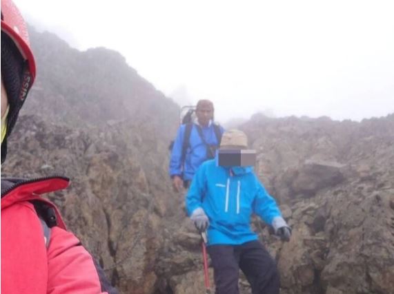 73歲老翁20日獨攀玉山後四峰的鹿山，登頂因體力不支在山區滯留一夜，靠著意志力在寒風中硬撐不敢睡，終於等到馳援，奇蹟般活下來。（玉管處提供）
