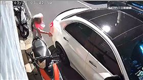 賓士倒車猛撞2機車　駕駛「只看自己車」肇逃