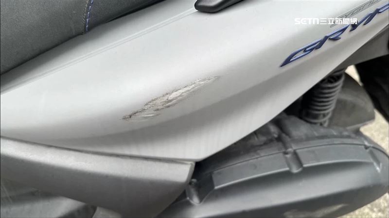 被擦撞的第二輛的白色機車左側車殼有道深深的刮痕