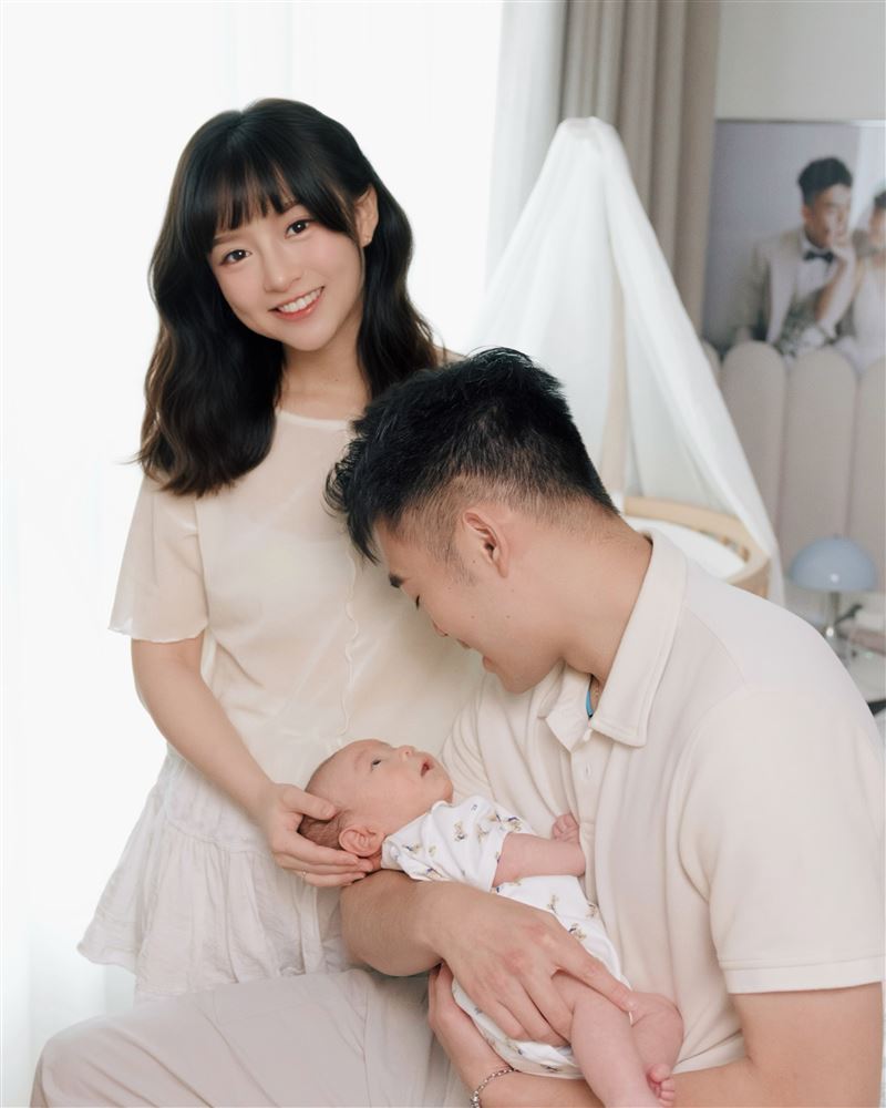 王齊麟與陳詩媛夫妻倆輪流抱著兒子，眼神溢滿對孩子的寵愛。（圖／翻攝自陳詩媛臉書）
