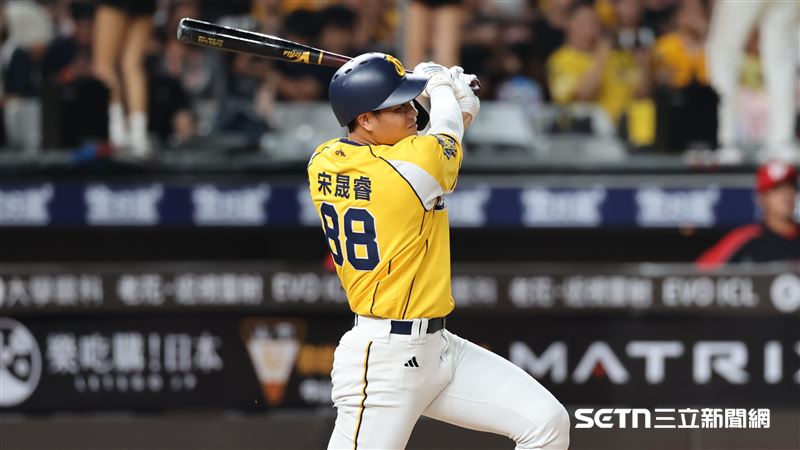 中信兄弟右外野手宋晟睿敲出安打送回張士綸超前比數。(圖/記者劉彥池攝影)
