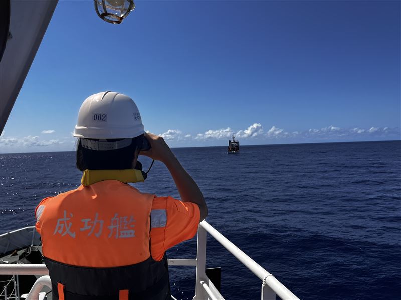 海巡艦艇強勢驅離中國科研船「同濟號」。（圖／海巡署提供）