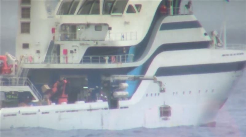 海巡艦艇強勢驅離中國科研船「同濟號」。（圖／海巡署提供）