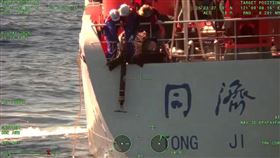 海巡艦艇強勢驅離中國科研船「同濟號」。（圖／海巡署提供）
