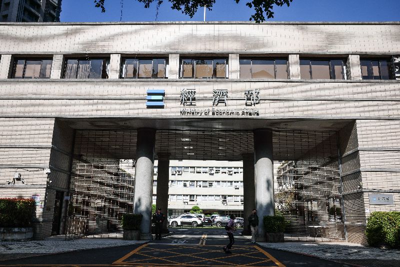 因應電動車與儲能設備逐漸進入住宅及商業場域，經濟部標準檢驗局今天宣布，自7月起將實施9項商品檢驗新規，包括新增列檢30kW以下電動車充電設備、20kW以下電力轉換系統、20kWh以下放置型鋰儲能裝置及捕蚊拍等7類充電式家用電器。另針對拼接式軟質發泡地墊也納入強制檢驗範圍，以強化商品安全與消費者權益保障。（圖／中央社）