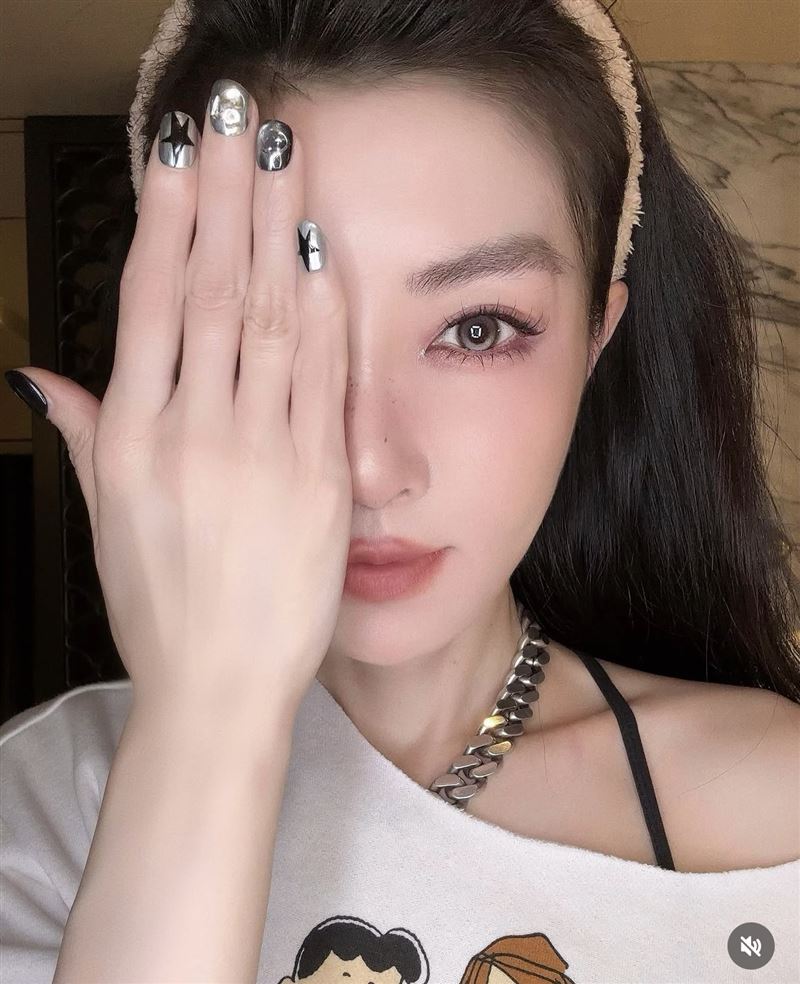 謝金燕公開掀瀏海的模樣。(圖/翻攝自IG)