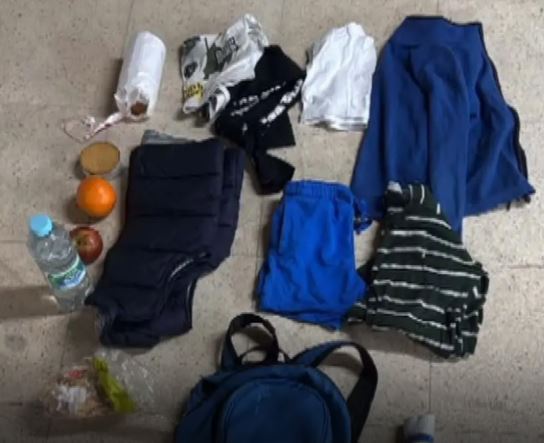 小兄弟被發現的時候,身上只有一些換洗衣物、一點水果、瓶裝水。(圖/翻攝自X)