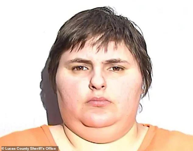 女子馬蒂娜與6名男子同居,並指使5人下手狠虐另外1人。(圖/翻攝自X平台@@renmusb1)