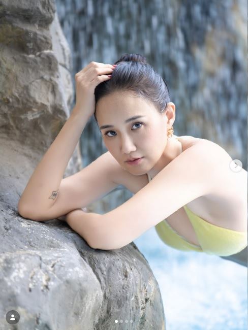 何妤玟對著鏡頭或閉目享受、或展現自信神態的她,凍齡狀態驚豔大批網友。(圖/翻攝自何妤玟IG)