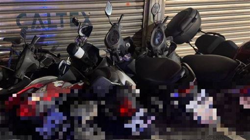 僅因心情不好！女子沿街推倒機車下場慘