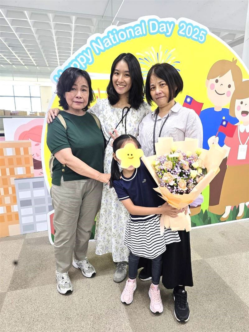 寄養媽媽將小孟視如己出。從牙牙學語到步入小學,一路悉心陪伴。(圖/新竹縣政府提供)