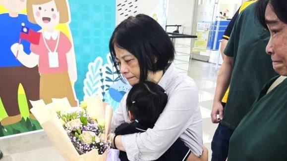 父入獄母病逝!寄養媽顧7年…女童有家了