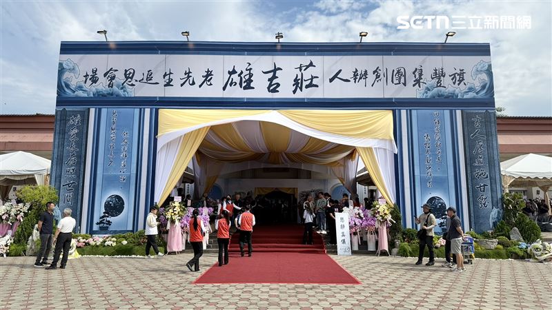 告別式舉辦在高雄殯儀館最大的禮廳。（圖／記者簡榮良攝影）